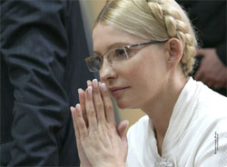 Суд над Тимошенко розпочався з дискусії навколо вставання