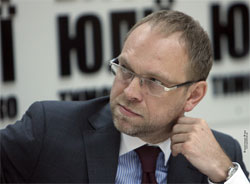 Нардеп Власенко припускає, що вирок Тимошенко читатимуть у порожній залі