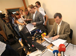 Захисники Тимошенко провели публічний експеримент з хронометражу читання кримінальної справи