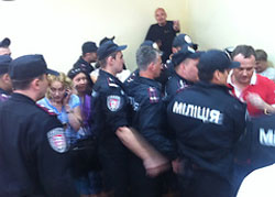 У Печерському суді та навколо нього сутичка міліції з прихильниками Тимошенко
