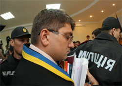 Захисник Тимошенко оголосив клопотання про зміну запобіжного заходу