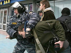 Міліція затримала журналістів, які намагалися відзняти кортеж Януковича