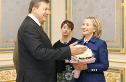 Гілларі Клінтон написала Януковичу про політичний суд над Тимошенко