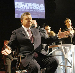 Зовнішня політика Януковича є подвійним блефом