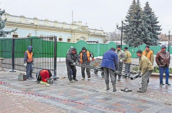 Литвин запропонував нардепам самотужки розібрати паркан на площі Конституції