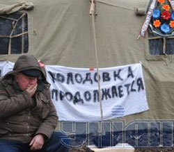 Донецькі чорнобильці суніваються, що Азаров “мужик”, а Янукович - гарант