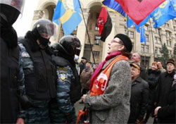 На Майдані День Свободи: одних б’є “Беркут”, інших - охороняє