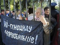 “Мужик” Азаров не встиг прийти до голодуючих інвалідів-чорнобильців: їх зрівняли з землею. Є загиблі