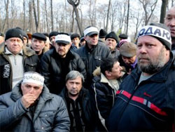 Чорнобильцям, що голодують під вікнами Азарова, все частіше викликають лікарів
