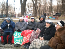 12 чорнобильців із 30, що під вікнами Азарова, оголосили сухе голодування