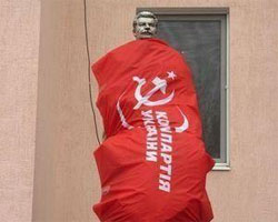 Тризубівців покарали за псування незаконного МАФу у вигляді зображення Сталіна