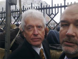 Американський конгресмен Джим Слейтері біля паркану українського палацу правосуддя
