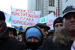 Під вікнами Азарова - мітинг. Янукович пропонує діалог