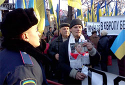 Прихильники Тимошенко прийшли на Банкову з різками