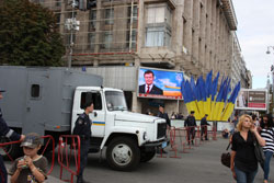 На прохання трудящих. Президент Янукович скасував День Свободи і призначив свої свята