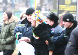 У “пернатих Могильова” поїхав дах: одягнену активістку Femen заарештували за безкоштовні обійми, що порушують правила проведення акцій