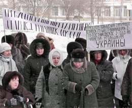 У Донецьку голодні шахтарські дружини з вірою в “доброго царя” штурмували облдержадміністрацію