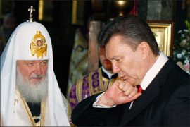 Януковича, якого “православна громадськість активно підтримувала на президентських виборах” мосоквські попи закликали припинити інтегрувати Україну в “чужу і ворожу західну цивілізаційно-державну структуру – Євросоюз”