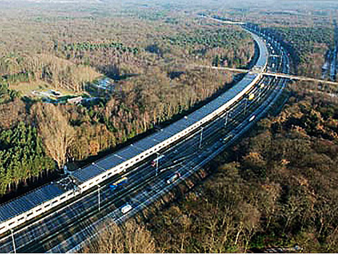 Електрика для потяга генерується сонячними батареями, розташованими на 3,6-кілометровому тунелі навколо залізничних колій на півночі Бельгії