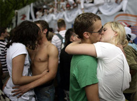 Опитування: Про що думають німці під час поцілунку