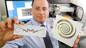 Датчик (зліва) і ультра-широкосмугова спіральна антена, які були надруковані на папері за допомогою струменевої технології