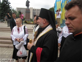 24 серпня кілька сотень жителів Донецька, співаючи українські пісні пройшли тротуаром і спільно помолилися за Україну біля пам’ятника Тарасу Шевченку