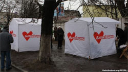 Під парканом концтабору, де знаходиться Тимошенко, встановлюють намети. Чи довго вони стоятимуть?