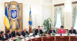 Янукович запропонував міністрам самостійну роботу: написати заяви