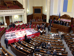 Опозиція заблокувала трибуну і президію парламенту