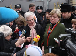 Іноземні політики під парканом українського концтабору