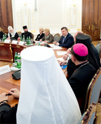 Глибоко віручий Янукович розповів пастирям про автобани і запросив на пляжний сезон під співи міністра