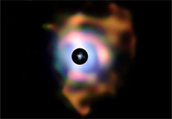 Туманність, яка складається з зоряного пилу, відзнята у інфрачервоному спектрі