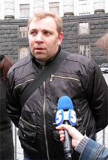 Денис Садоха перед будинком уряду
