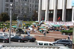Акція протесту під Українським домом триває