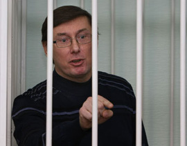 “Здоровому”, за словами тюремних медиків, Луценку потрібна операція?
