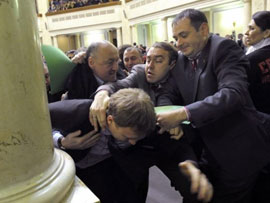 Нардепи від ВО «Свобода» не пускають Тобалових до зали засідань парламенту
