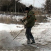 Немає межі холопському підлабузництву: у Дніпрі до приїзду Януковича косять траву під снігом