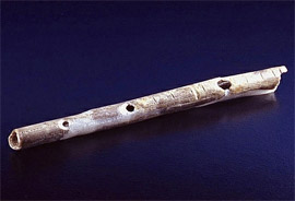 Сопілка з пташиної кістки, що знайдена в печері Гайссенклестерле 