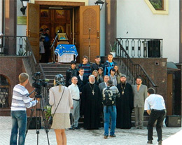 Після закінчення богослужіння викладачі та священики сфотографувалися на пам’ять на ганку перед храмом. 