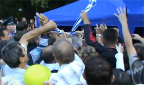Маріупольці ледь не повбивали одне одного за безкоштовні парасольки від Партії регіонів