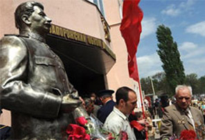 Українські ж комуністи «пісяють окропом» від Сталіна та встановлюють йому пам`ятники...