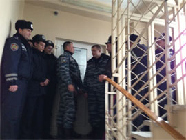 Власенко не може потрапити до Тимошенко, а тюремне начальство каже - вона,мовляв, не хоче