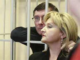 Нардеп Луценко каже, що її чоловіка виписали під тиском представників влади