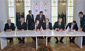 Підписання “Біловезької угоди”: на фото видно, підписано три оригінали.