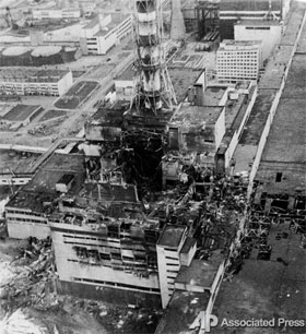 На знімку 1986 року праворуч - машинна зала четвертого реактора: вибухом сильно пошкоджено дах, усередині уламки реактору та стіни реакторної зали