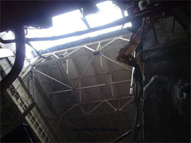 Обвалений дах машинної зали 4-го енергоблоку(вигляд з середини)