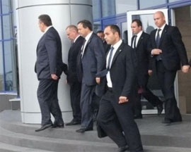 Народна влада. Янукович ходить дитячою виставкою майстрів в оточенні 20-ти охоронців
