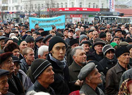 Кримські татари закидали яйцями голову комісії ВР Криму з проблем депортованих