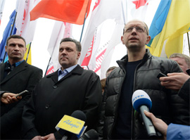 У Луцьку відбулася акція опозиції “Вставай Україно!”