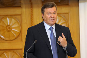 Янукович не поспішає підписувати те, що наголосували нардепи «на виїзді»
